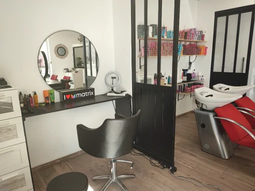 salon-vip-1ventif-coiffure-66 coiffeuse-et-bac-salon-de-coiffure